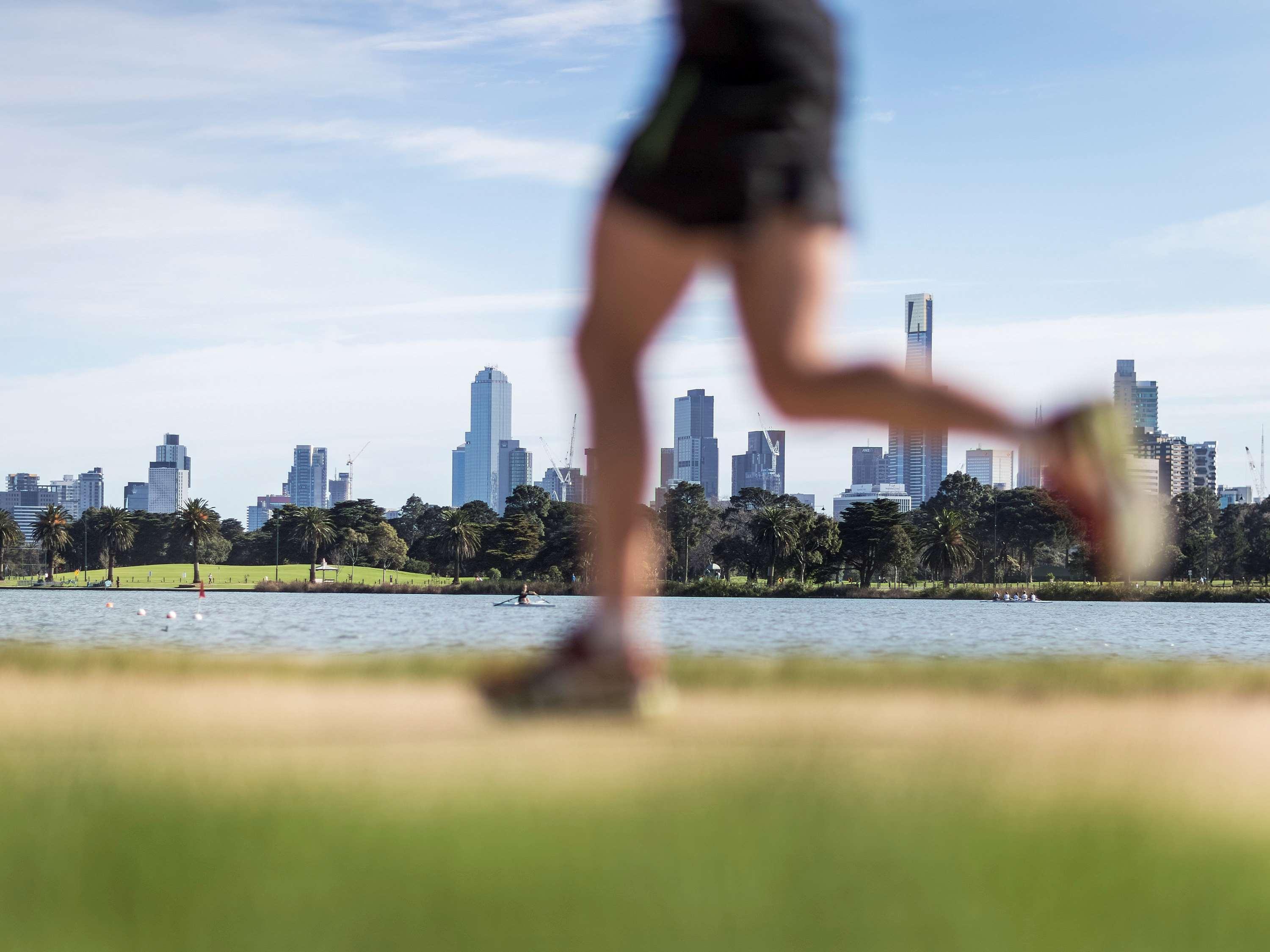 Pullman Melbourne Albert Park Extérieur photo A jogger at Albert Park