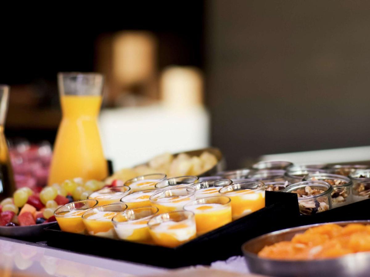 Pullman Melbourne Albert Park Extérieur photo A buffet of orange juice