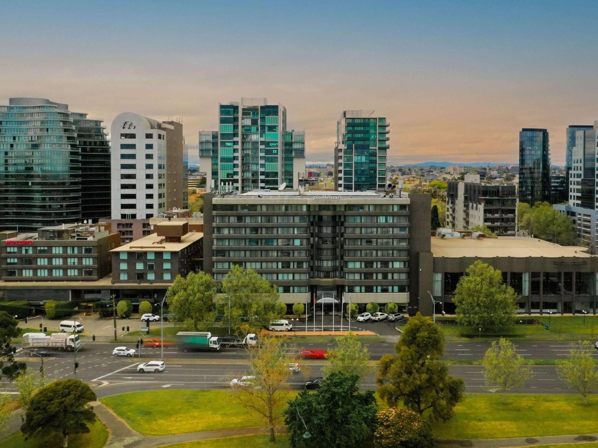 Pullman Melbourne Albert Park Extérieur photo The former National Institute of Dramatic Art (centre) and the current Victorian College of the Arts (right)