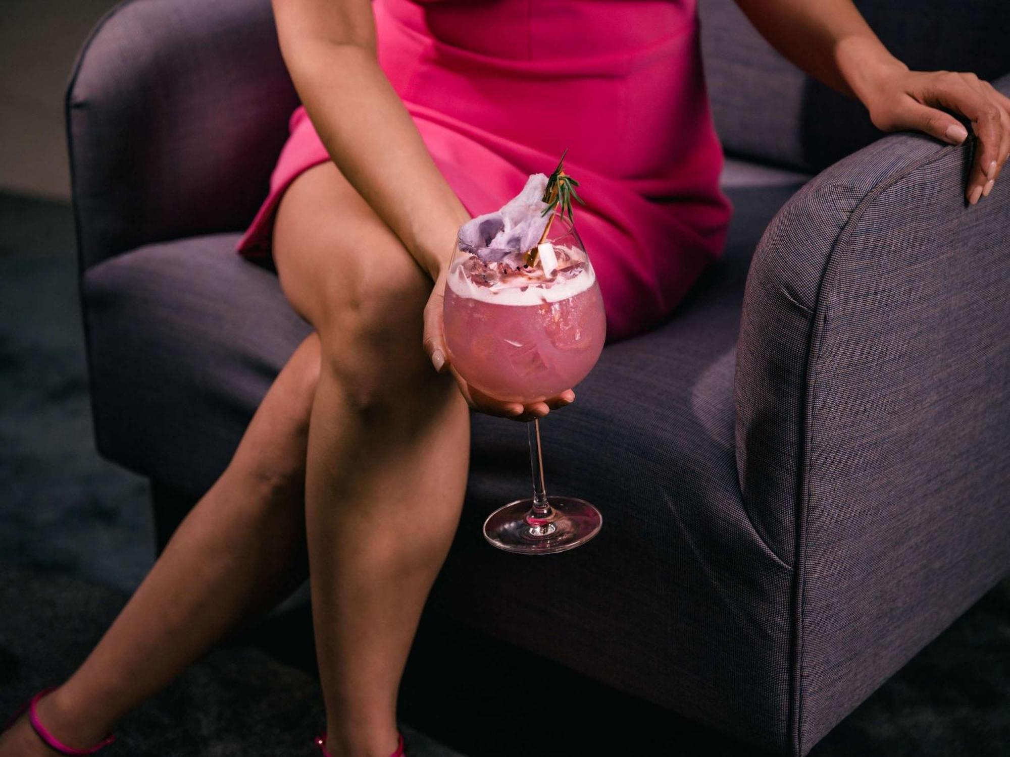 Pullman Melbourne Albert Park Extérieur photo A woman holding a pink drink