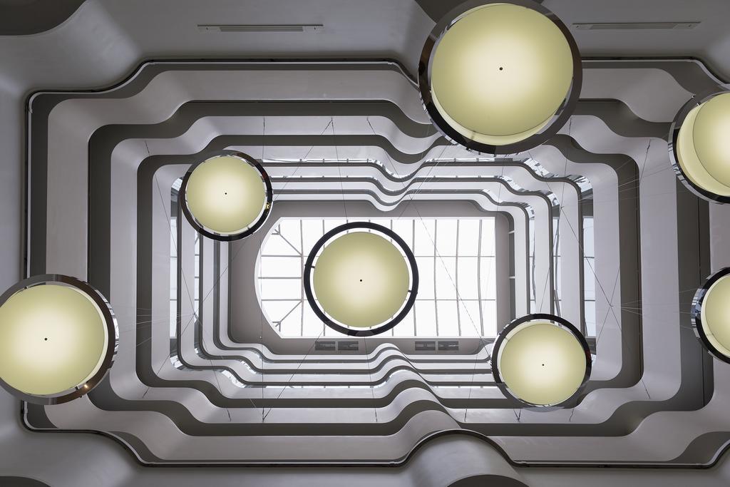 Pullman Melbourne Albert Park Extérieur photo The ceiling of the main atrium