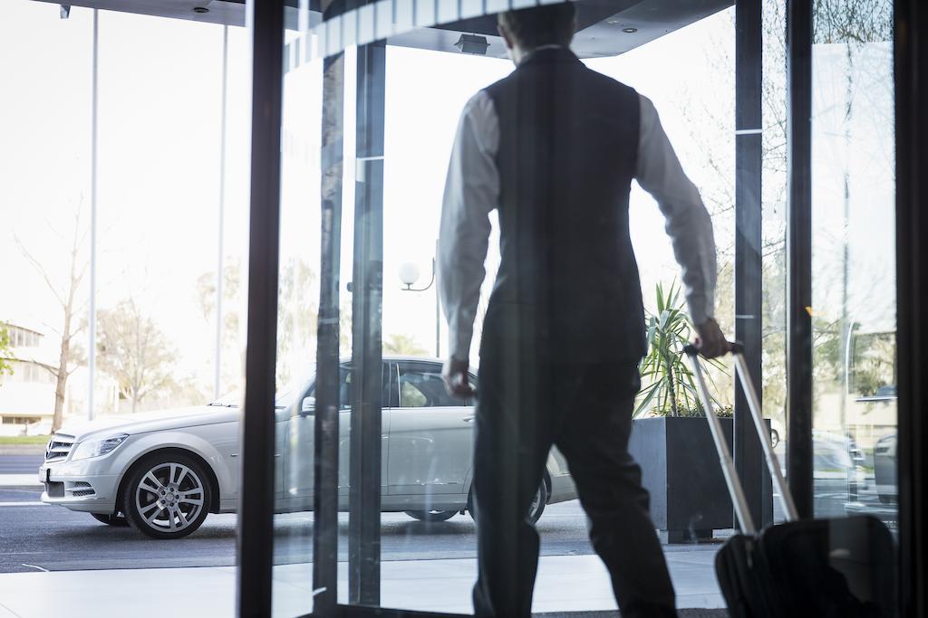 Pullman Melbourne Albert Park Extérieur photo A doorman opening a revolving door