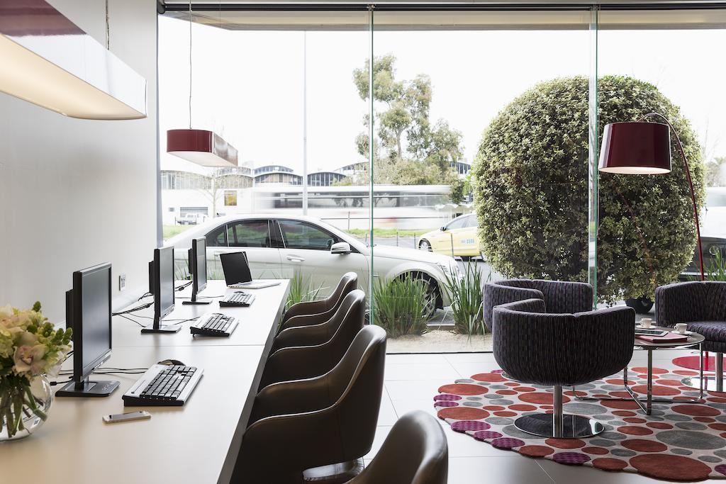 Pullman Melbourne Albert Park Extérieur photo The interior of the Qantas Lounge at Perth Airport